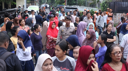 Warga Kerumuni Lokasi Pembunuhan di Mampang