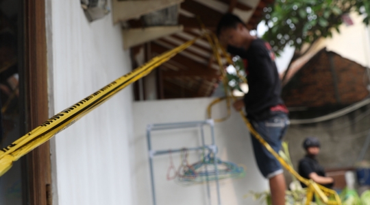 Warga Kerumuni Lokasi Pembunuhan di Mampang