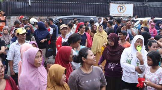 Warga Kerumuni Lokasi Pembunuhan di Mampang