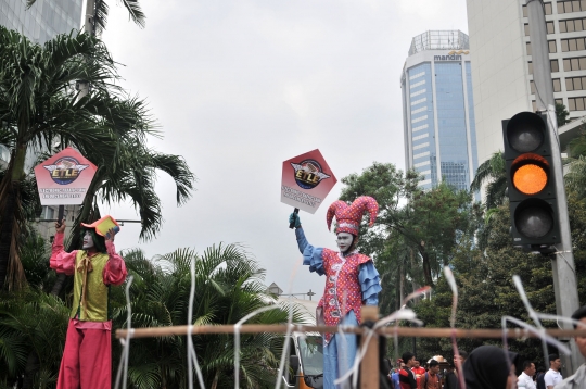 Aksi Badut Sosialisasikan Tilang Elektronik kepada Pengunjung CFD