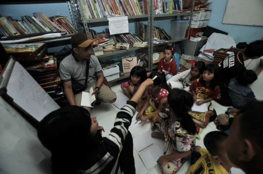Semangat Guru Relawan Mengajar Anak-Anak Kurang Mampu