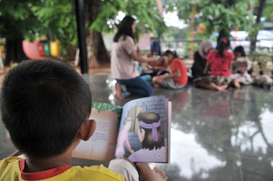 Semangat Guru Relawan Mengajar Anak-Anak Kurang Mampu