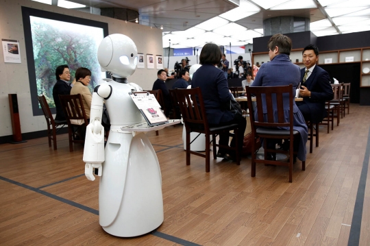 Kala Robot dan Penyandang Difabel Berkolaborasi di Kafe Jepang