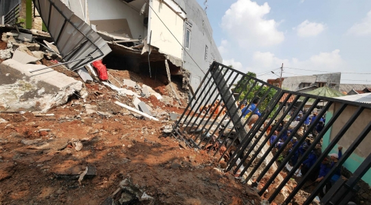 Parahnya Kondisi Rumah yang Longsor di Pasar Rebo