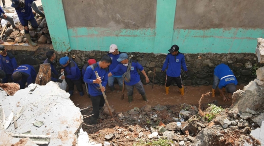 Petugas Dibantu Alat Berat Bersihkan Sisa Longsor di Perumahan Pesona Kalisari