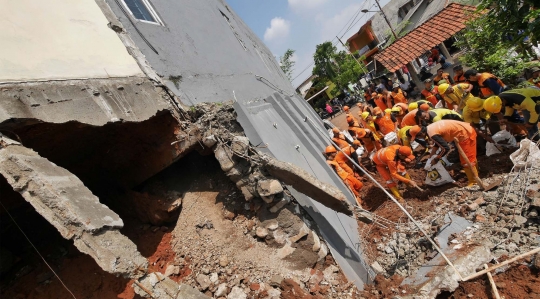 Petugas Dibantu Alat Berat Bersihkan Sisa Longsor di Perumahan Pesona Kalisari