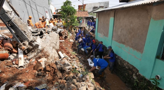 Petugas Dibantu Alat Berat Bersihkan Sisa Longsor di Perumahan Pesona Kalisari