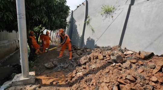 Petugas Dibantu Alat Berat Bersihkan Sisa Longsor di Perumahan Pesona Kalisari