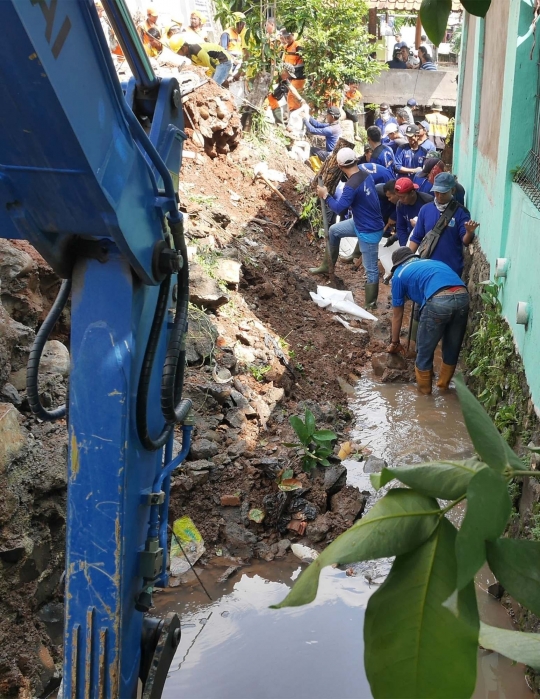 Petugas Dibantu Alat Berat Bersihkan Sisa Longsor di Perumahan Pesona Kalisari