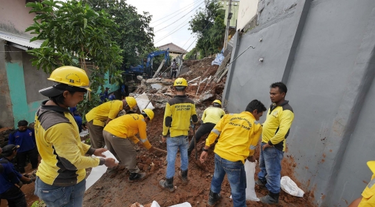 Petugas Dibantu Alat Berat Bersihkan Sisa Longsor di Perumahan Pesona Kalisari