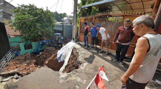 Rumah Longsor di Kalisari Jadi Tontonan Warga