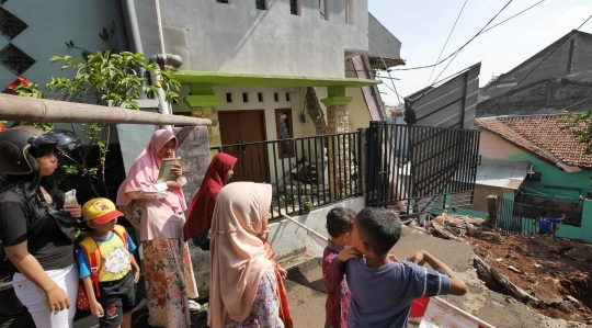 Rumah Longsor di Kalisari Jadi Tontonan Warga