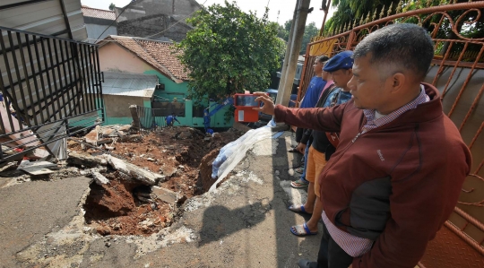 Rumah Longsor di Kalisari Jadi Tontonan Warga