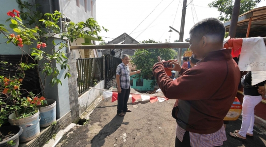 Rumah Longsor di Kalisari Jadi Tontonan Warga