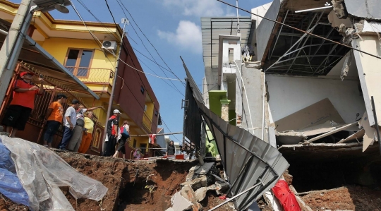 Rumah Longsor di Kalisari Jadi Tontonan Warga