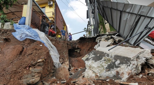 Rumah Longsor di Kalisari Jadi Tontonan Warga