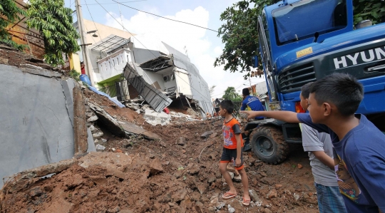 Rumah Longsor di Kalisari Jadi Tontonan Warga