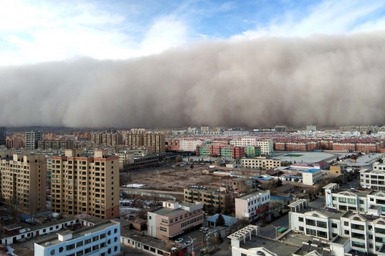 Penampakan Mengerikan Badai Pasir Hantam China