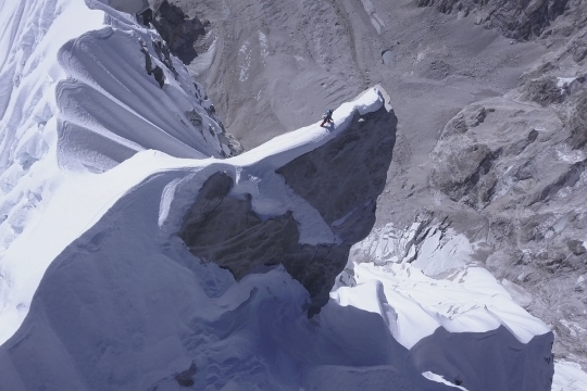 Pendaki Austria Ini Jadi Orang Pertama yang Capai Puncak Lunag Ri