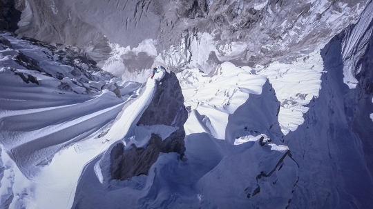 Pendaki Austria Ini Jadi Orang Pertama yang Capai Puncak Lunag Ri