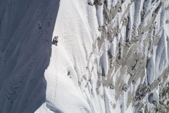 Pendaki Austria Ini Jadi Orang Pertama yang Capai Puncak Lunag Ri