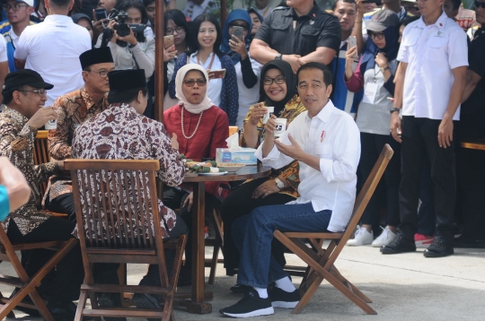 Usai Resmikan Tol, Jokowi Ngopi di Rest Area