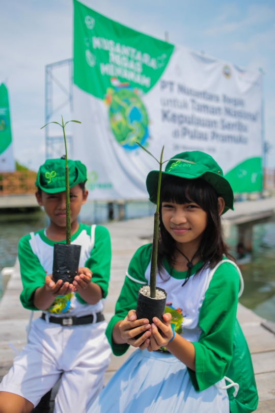 Antusiasme Anak-anak SD Tanam 100.000 Mangrove di Labirin Pulau Pramuka