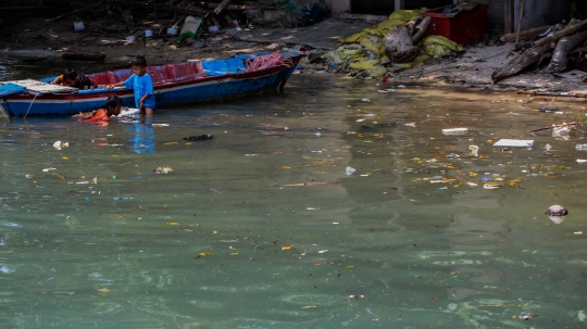 Perairan Kepulauan Seribu Kotor Oleh Sampah Kiriman