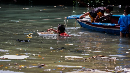 Perairan Kepulauan Seribu Kotor Oleh Sampah Kiriman