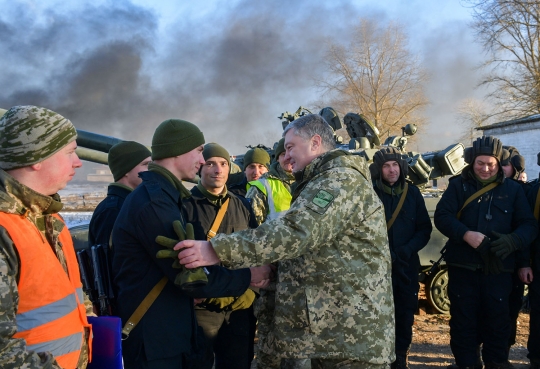 Presiden Ukraina Tinjau Pusat Latihan Militer di Tengah Ancaman Perang Dengan Rusia