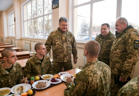 Presiden Ukraina Tinjau Pusat Latihan Militer di Tengah Ancaman Perang Dengan Rusia