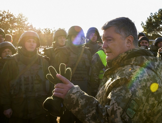 Presiden Ukraina Tinjau Pusat Latihan Militer di Tengah Ancaman Perang Dengan Rusia