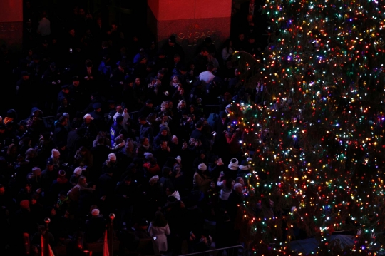 Ribuan Lampu Hiasi Pohon Natal Raksasa di New York