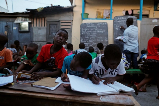 Potret Anak-anak Ghana Tuntut Ilmu di Sekolah Jalanan