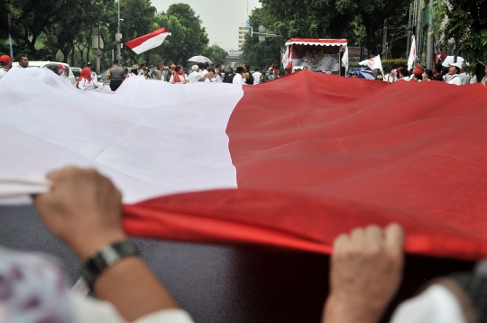 Tolak Reuni 212, Massa Bentangkan Bendera Merah Putih Raksasa di depan Balai Kota