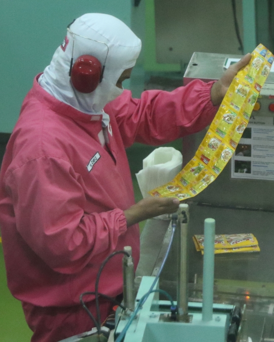 Melihat Proses Pengemasan Produk Ajinomoto