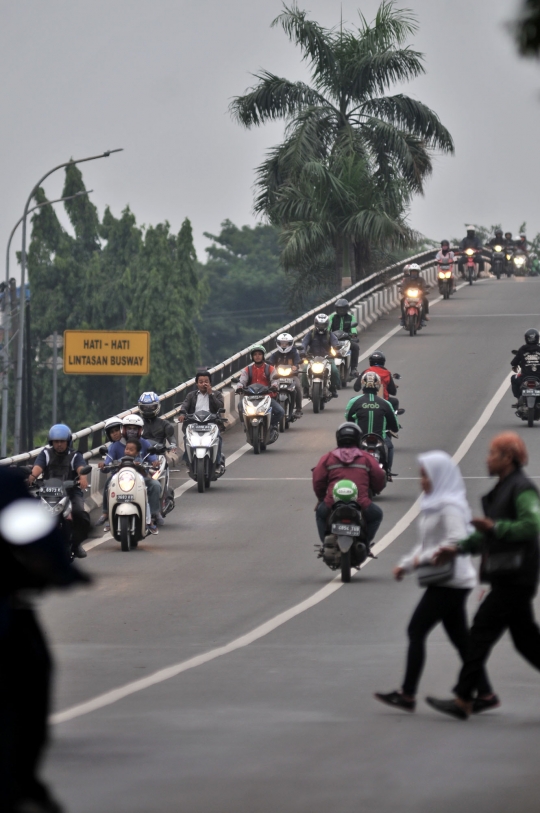 Aksi Nekat Pemotor Lawan Arah di Jalan Layang