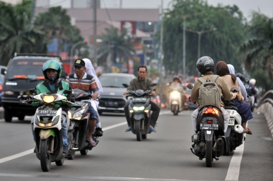 Aksi Nekat Pemotor Lawan Arah di Jalan Layang