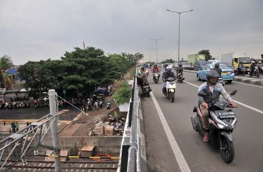 Aksi Nekat Pemotor Lawan Arah di Jalan Layang