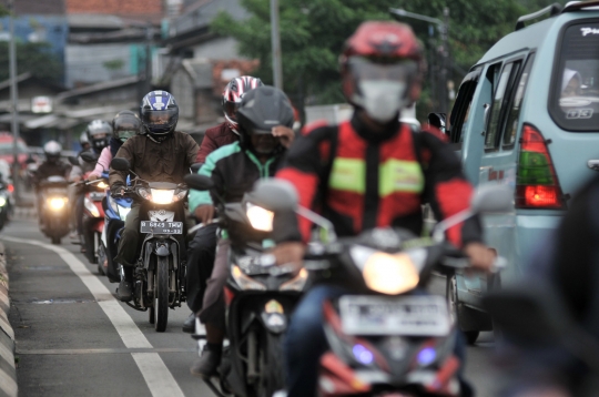 Aksi Nekat Pemotor Lawan Arah di Jalan Layang