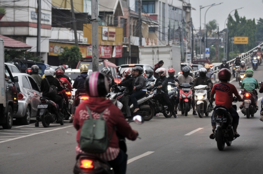 Aksi Nekat Pemotor Lawan Arah di Jalan Layang