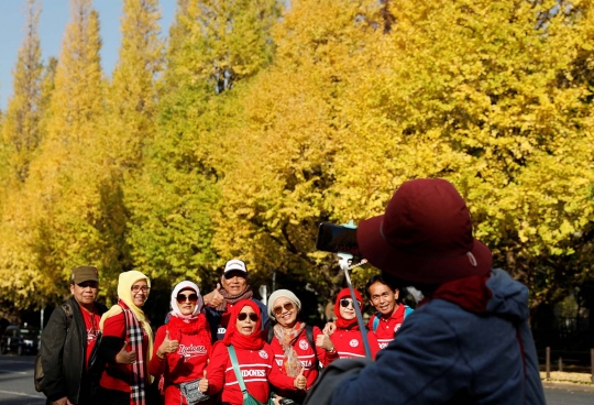 Hamparan Daun Kering di Tokyo Jadi Ajang Selfie