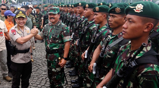 Usai Pimpin Apel Kesiapan Natal, Panglima TNI dan Kapolri Dipanggul Prajurit