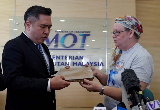 Wanita Ini Serahkan Puing yang Diyakini MH370 ke Pihak Malaysia