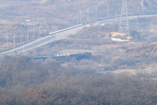 Momen Bersejarah Saat Kereta Korsel Kembali Melintas ke Korea Utara