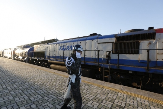 Momen Bersejarah Saat Kereta Korsel Kembali Melintas ke Korea Utara