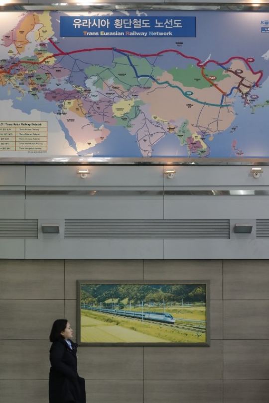 Momen Bersejarah Saat Kereta Korsel Kembali Melintas ke Korea Utara