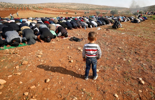 Aksi Warga Palestina Salat Jumat di Tanah yang Diduduki Israel