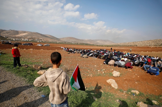 Aksi Warga Palestina Salat Jumat di Tanah yang Diduduki Israel