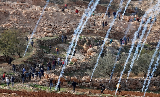 Aksi Warga Palestina Salat Jumat di Tanah yang Diduduki Israel
